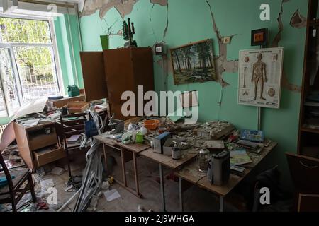 1. Mai 2022, Kharkiv, KharkivsÃ-ka OblastÃ, Ukraine: Innenansicht eines zerstörten Chemielabors in Kharkiv. Eine ehemalige Schule wurde jetzt zu einem Bunker, da sie mehr als 100 Bürger beherbergt, die im Bezirk Saltivka in Charkiw leben und gezwungen wurden, unter ständiger schwerer Beschuss russischer Bombardierungen und Luftangriffe ein neues Leben im Untergrund in Bunkern ohne Strom und Wasser zu übernehmen. (Bild: © Alex Chan Tsz Yuk/SOPA Images via ZUMA Press Wire) Stockfoto