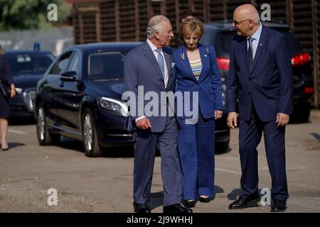 Der Prinz von Wales (links) mit ihrer Majestät Margareta, Kustodin der rumänischen Krone (Mitte) und Dr. Raed Arafat, Staatssekretär für Notsituationen und Vizepräsident des Roten Kreuzes, während seines Besuchs im ukrainischen Flüchtlingszentrum in Bukarest, Rumänien. Bilddatum: Mittwoch, 25. Mai 2022. Stockfoto