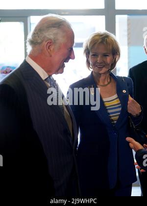 Der Prinz von Wales (links) mit ihrer Majestät Margareta, Kustodin der rumänischen Krone (rechts), während seines Besuchs im ukrainischen Flüchtlingszentrum in Bukarest, Rumänien. Bilddatum: Mittwoch, 25. Mai 2022. Stockfoto