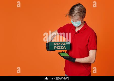Pizzalieferer in rotem T-Shirt mit Pappkartons Stockfoto