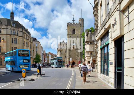 OXFORD CITY ENGLAND DER CARFAX TOWER IN DER QUEEN STREET, VON OBEN GESEHEN Stockfoto