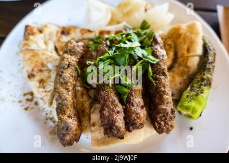 Shish Kofte (SIS Kofte auf Türkisch) in Antalya, Türkei. SIS Kofte ist ein beliebtes lokales Fleischgericht in der Urlaubsstadt Antalya, Türkei. Stockfoto