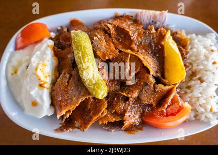 Iskender Kebab oder Iskender Döner, ein berühmtes türkisches Kebab-Gericht, stammt aus der Bursa-Region in der Türkei. Türkische Küche Foto Stockfoto
