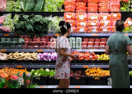 Mosta, Malta. 25.. Mai 2022. Menschen kaufen in einem Supermarkt in Mosta, Malta, 25. Mai 2022 ein. Die steigenden Lebensmittelpreise und die Kosten für die Instandhaltung von Häusern haben die jährliche Inflation Maltas im April auf ein Rekordhoch gebracht, teilte das Nationale Statistikamt am Dienstag mit. Quelle: Jonathan Borg/Xinhua/Alamy Live News Stockfoto