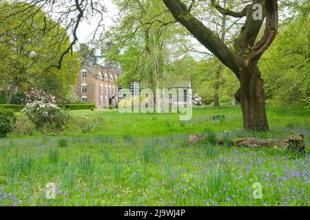 Rufford Hall inmitten des Frühjahrswachstums Stockfoto