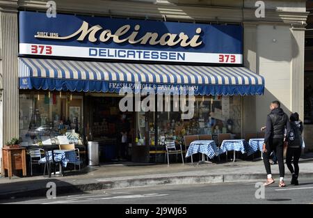 Gäste des Mittagessens kommen in den berühmten italienisch-amerikanischen Feinkostladen Molinari Delicatessen im North Beach-Viertel von San Francisco, Kalifornien. Stockfoto