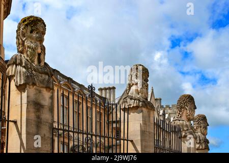 OXFORD ENGLAND BREITE STRASSE VOR DEM SHELDONIAN VIER GESCHNITZTE BÜSTEN DER HERMS ODER KAISER Stockfoto