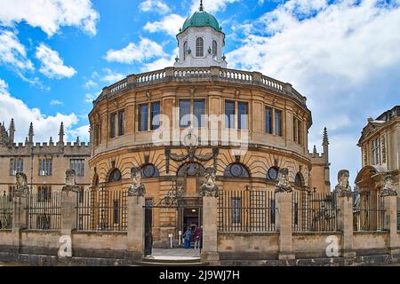 OXFORD ENGLAND BREITE STRASSE VOR DEM SHELDONIAN SIEBEN GESCHNITZTE BÜSTEN DER HERMS ODER KAISER Stockfoto