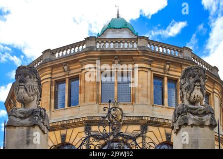 OXFORD ENGLAND BREITE STRASSE VOR DEM SHELDONIAN ZWEI GESCHNITZTE BÜSTEN DER HERMS ODER KAISER Stockfoto