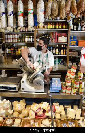 Ein Mitarbeiter macht Sandwiches im berühmten italienisch-amerikanischen Delikatessengeschäft Molinari Delicatessen im North Beach-Viertel von San Francisco, Kalifornien. Stockfoto
