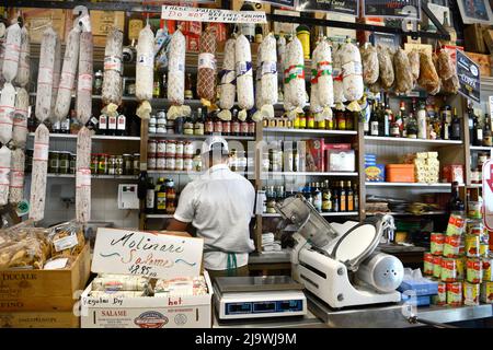 Ein Mitarbeiter macht Sandwiches im berühmten italienisch-amerikanischen Delikatessengeschäft Molinari Delicatessen im North Beach-Viertel von San Francisco, Kalifornien. Stockfoto