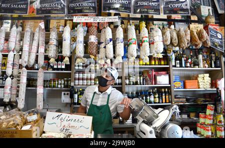 Ein Mitarbeiter macht Sandwiches im berühmten italienisch-amerikanischen Delikatessengeschäft Molinari Delicatessen im North Beach-Viertel von San Francisco, Kalifornien. Stockfoto