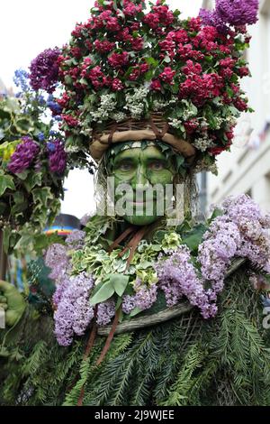 Jack on the Green's Parade, Feiertag am 1. Mai, Hastings, Altstadt, East Sussex, Großbritannien, nimmt an einem außergewöhnlichen blumigen Kostüm und Kopfschmuck Teil Stockfoto