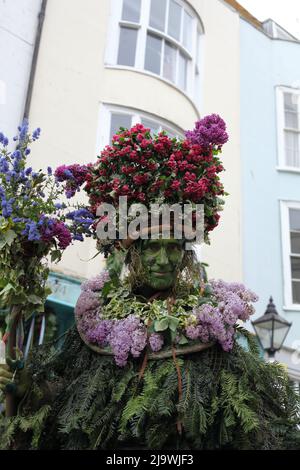 Jack on the Green's Parade, Feiertag am 1. Mai, Hastings, Altstadt, East Sussex, Großbritannien, nimmt an einem außergewöhnlichen blumigen Kostüm und Kopfschmuck Teil Stockfoto