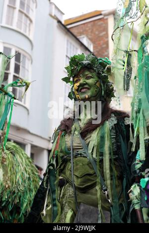 Teilnehmer in grüner Kleidung, Jack auf der grünen Parade, Feiertag am 1. Mai, Hastings, High Street, East Sussex, Großbritannien Stockfoto