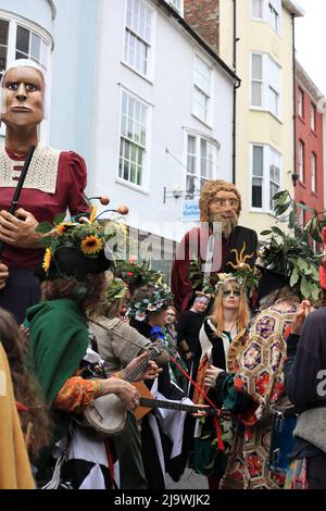 Giganten und Musiker bei Jack on the Green, 1. Mai Bankfeiertag, Hastings, High Street, Altstadt, East Sussex, VEREINIGTES KÖNIGREICH Stockfoto