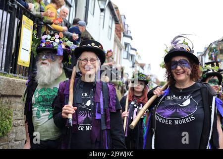 Mitglieder der Black Swan Border Morris, Jack auf der Green Parade, 1. Mai Bankfeiertag, Hastings, High Street, East Sussex, Großbritannien Stockfoto