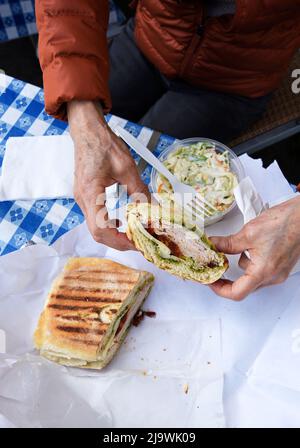 Ein Kunde genießt ein Sandwich im berühmten italienisch-amerikanischen Delikatessengeschäft, Molinari Delicatessen, im North Beach-Viertel von San Francisco, Kalifornien. Stockfoto