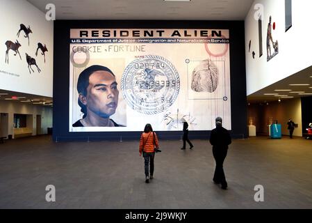 Eine ortsspezifische Installation des chinesisch-amerikanischen Künstlers Hung Liu mit dem Titel „Hung Liu: Golden Gate“ im M.H. de Young Memorial Museum in San Francisco. Stockfoto