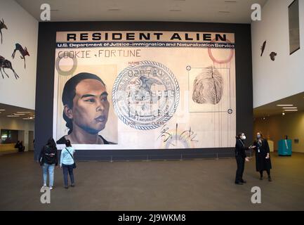 Eine ortsspezifische Installation des chinesisch-amerikanischen Künstlers Hung Liu mit dem Titel „Hung Liu: Golden Gate“ im M.H. de Young Memorial Museum in San Francisco. Stockfoto