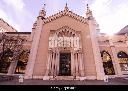 Sarajevo, Bosnien und Herzegowina - 13. FEB 2022: Charmantes Tor zum Gebäude der Universität Sarajevo Stockfoto