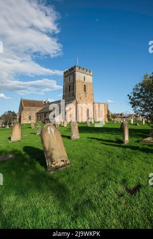 St. Aidan's Church Bamburgh, Blick auf die Kirche aus dem 12.. Jahrhundert und den malerischen Kirchhof im Küstendorf Northumberland in Bamburgh, England, Großbritannien Stockfoto