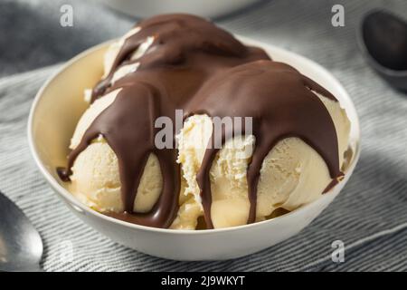 Süße harte Schokolade Shell Eisbecher in einer Schüssel Stockfoto