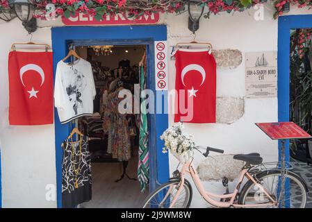 Bodrum, Türkei. 23. April 2022. Trendige Boutique, die Damenbekleidung im Basarviertel in Bodrum verkauft, einem beliebten Touristenziel am Meer im Südwesten der Türkei. (Foto von John Wreford/SOPA Images/Sipa USA) Quelle: SIPA USA/Alamy Live News Stockfoto