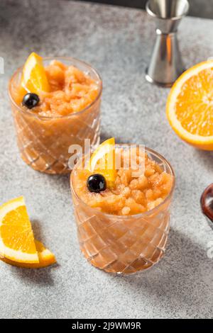 Boozy Frozen Old Fashioned Slush mit Orange und Bourbon Stockfoto