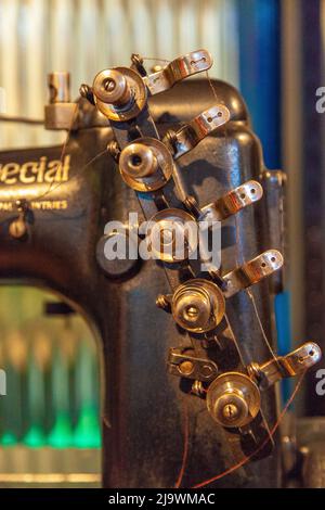 Alte professionelle Industrienähmaschine mit mehreren Spulen Stockfoto