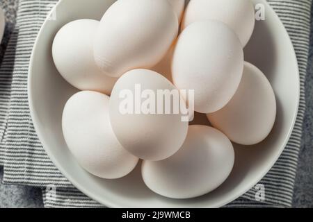 RAW Organic Cage Free Weiße Eier in einer Gruppe Stockfoto