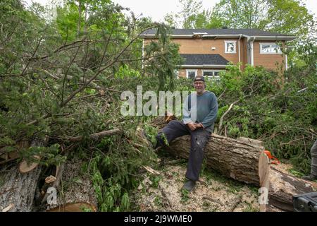 SAINT-HIPPOLYTE, QC: Der Sturm vom 21.. Mai in Quebec hinterließ eine Spur der Zerstörung. Tausende haben keine Macht. Hydro-Quebec arbeitet daran, das Problem zu beheben. Stockfoto