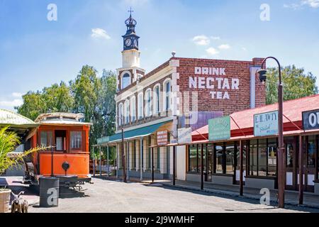 Alte Straßenbahn und viktorianische Gebäude / Geschäfte des Big Hole und Open Mine Museum in Kimberley, Frances Baard, Provinz Nordkap, Südafrika Stockfoto