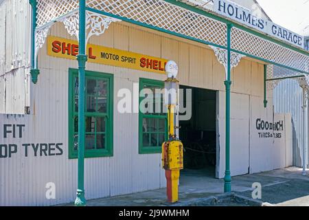 Alte Garage und Shell-Tankstelle am Big Hole and Open Mine Museum in Kimberley, Frances Baard, Provinz Nordkap, Südafrika Stockfoto