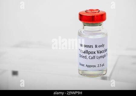 Flasche Pockenimpfstoff zum Schutz vor Monkeypox (künstlerische Darreichung) Stockfoto