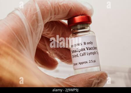 Flasche Pockenimpfstoff zum Schutz vor Monkeypox (künstlerische Darreichung) Stockfoto