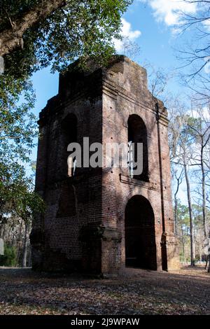 Die Ruinen des Glockenturms von Saint George im Colonial Dorchester State Historic Park in Summerville, South Carolina Stockfoto