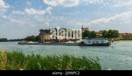 Panorama von Avignon mit der Brücke Saint Benezet über die Rhone, in Vaucluse, in der Provence, Frankreich Stockfoto