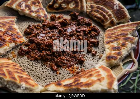 Traditionelles Essen - geschmortes Fleisch mit Injeira in Asmara, Eritrea Stockfoto