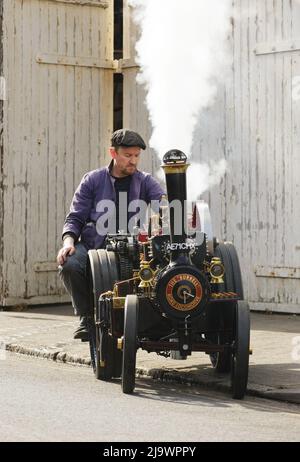 Mark Goddard auf seiner Modelldampfmaschine The Burrell Road Locomotive im Burrell Steam Museum, der ehemaligen Lackiererei von Charles Burrell & Son. Stockfoto