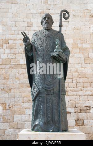 BARI, ITALIEN - 3. MÄRZ 2022: Bronzestatue des Hl. Nikolaus von Bari vor der Basilika San Nicola von Surab Zereteli (2002). Stockfoto