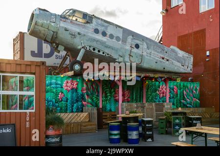 Ein Vintage, wingelloses Antonov AN-2-Flugzeug, das in einem Restaurant im Stadtteil Baghaven in Kopenhagen ausgestellt wird Stockfoto