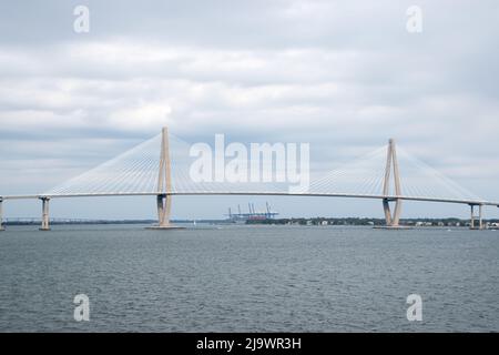 Die Ravenel Bridge an einem bewölkten Tag über dem Cooper River in Charleston, South Carolina Stockfoto