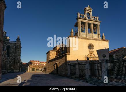 ASTORGA, SPANIEN - 04. JANUAR 2021: Santa Marta Kirche von Astorga im Weg von Santiago bei Sonnenuntergang, León, Castilla y Leon, Spanien. Stockfoto