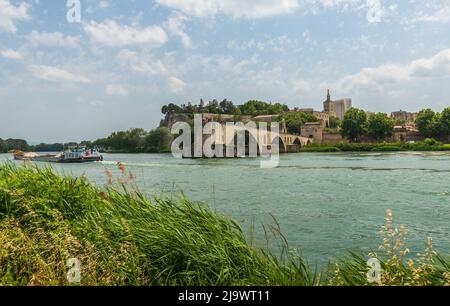 Panorama von Avignon mit der Brücke Saint Benezet über die Rhone, in Vaucluse, in der Provence, Frankreich Stockfoto