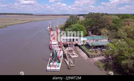 Garnelenboote dockten an einem Küstenfluss in South Carolina, USA. Stockfoto