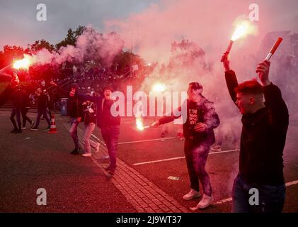2022-05-25 19:14:36 ROTTERDAM - die Suppoters kommen vor dem Spiel in De Kuip an. Feyenoord überträgt das Finale der Conference League gegen AS Roma auf vier großen Leinwänden. ANP JEROEN PUTMANS niederlande Out - belgien Out Stockfoto