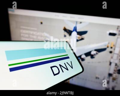 Mobiltelefon mit Logo des norwegischen Dienstleistungsunternehmens DNV AUF dem Bildschirm vor der Business-Website. Konzentrieren Sie sich auf die Mitte des Telefondisplays. Stockfoto