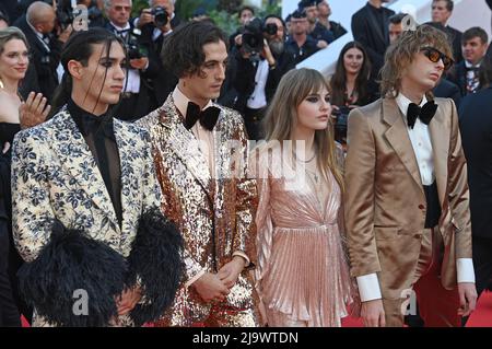 (Links- rechts) Ethan Torchio, Damiano David, Victoria De Angelis und Thomas Raggi aus Maneskin besuchen die Elvis-Premiere während der Filmfestspiele von Cannes 75. in Cannes, Frankreich. Bilddatum: Mittwoch, 25. Mai 2022. Stockfoto