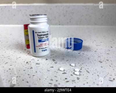 Seattle, WA USA - ca. Mai 2022: Nahaufnahme einer angewinkelten Flasche mit Topiramat-Medikamenten Stockfoto